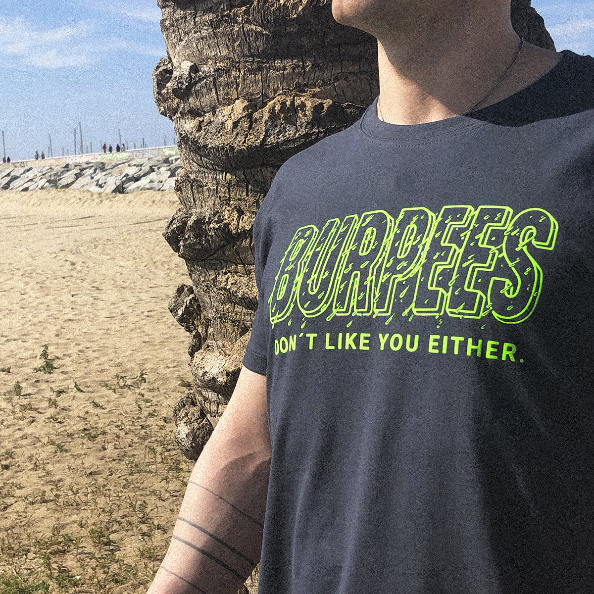 Camiseta gris oscuro Burpees frontal modelo crossfittero