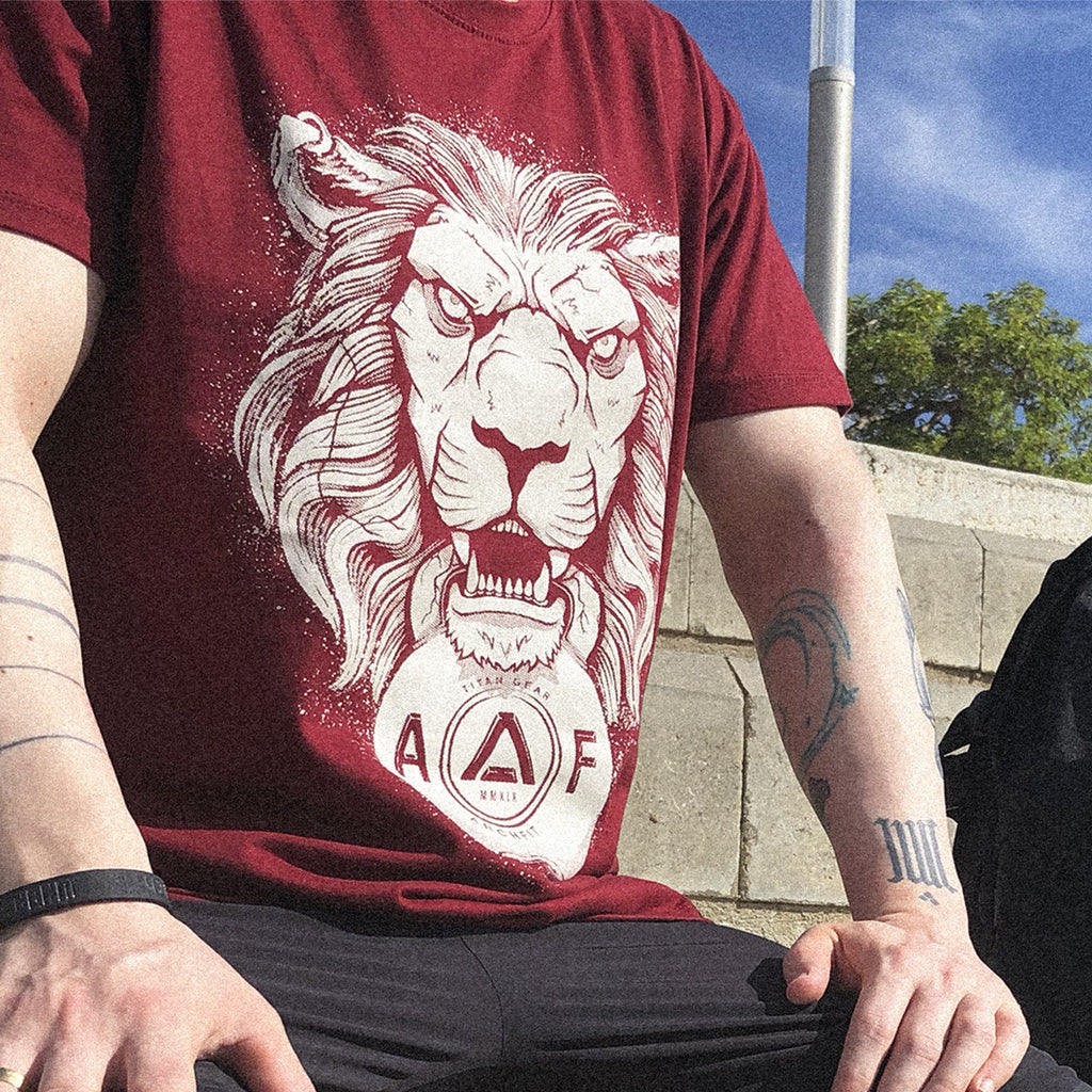 Camiseta estampada 'Lion KB' roja en modelo