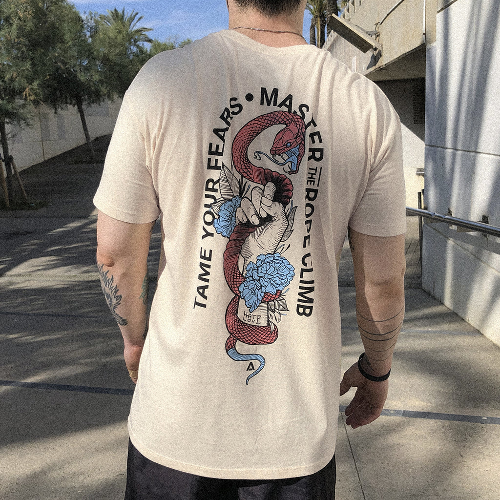 Camiseta crema Snake Rope Climb espalda modelo