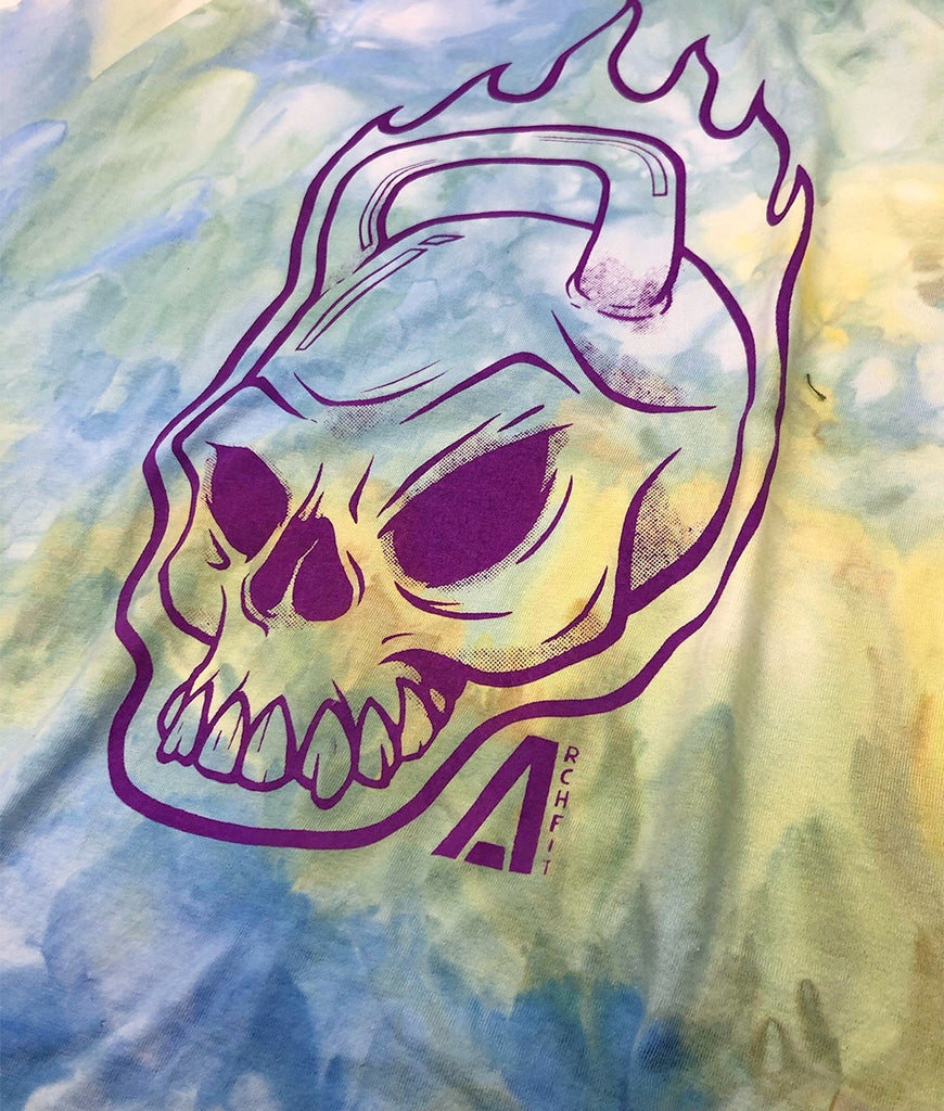 Detalle de camiseta estampada Tie Dye 'Skull Ghost KB' para Crossfit azul/amarillo
